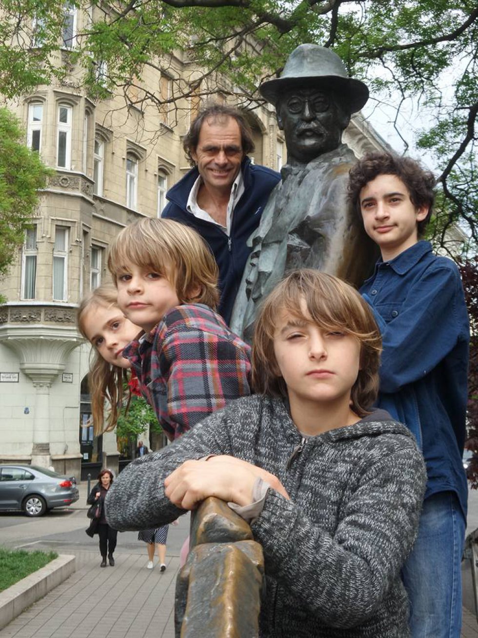 Hoy son seis: a ellos dos se les unieron Pampa, Tehue, Paloma y Wallaby, que fueron naciendo por el camino. Hoy son seis: a ellos dos se les unieron Pampa, Tehue, Paloma y Wallaby, que fueron naciendo por el camino.