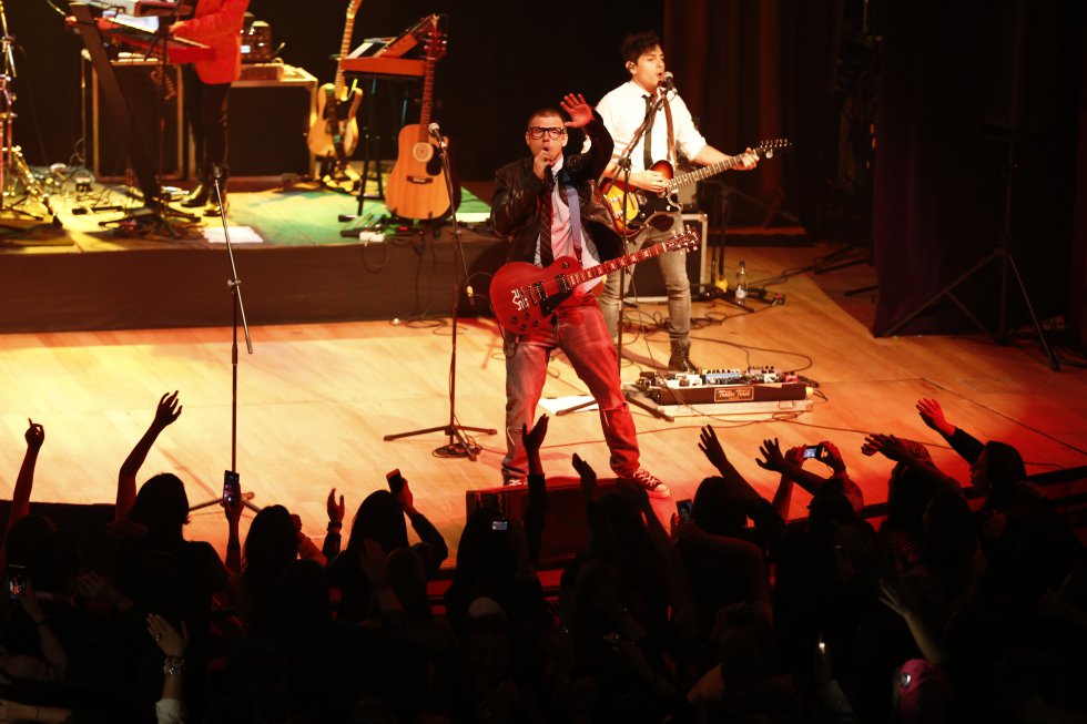 Sin embargo, no se quedaron con las ganas de ver a Nick Carter en vivo y en directo, quien se presentó en Bogotá en la noche de este viernes, con teatro lleno y con cientos de fanáticas sencillamente enloquecidas. Sin embargo, no se quedaron con las ganas de ver a Nick Carter en vivo y en directo, quien se presentó en Bogotá en la noche de este viernes, con teatro lleno y con cientos de fanáticas sencillamente enloquecidas.