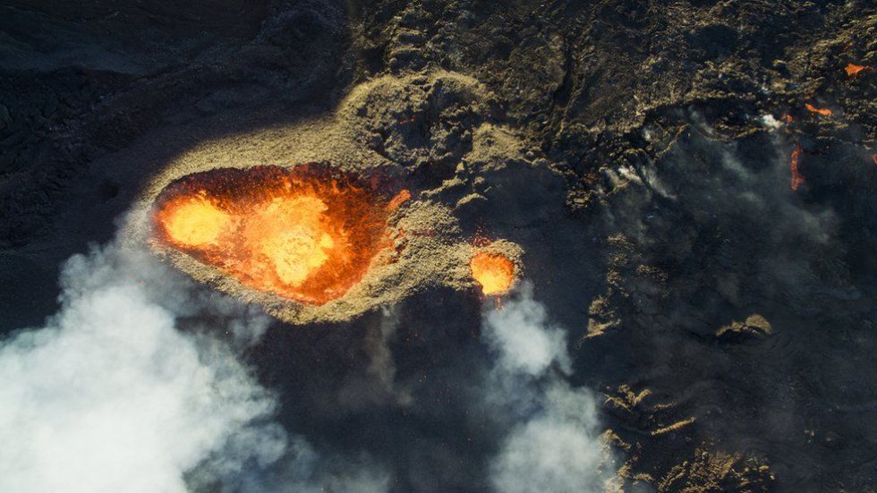 Jonathan Payet hizo volar su drone por encima del volcán Piton de la Fournaise en Isla de la Reunión. Para tomar la foto, justo después de la salida del sol, tuvo que lidiar con el aire caliente y el viento. Jonathan Payet hizo volar su drone por encima del volcán Piton de la Fournaise en Isla de la Reunión. Para tomar la foto, justo después de la salida del sol, tuvo que lidiar con el aire caliente y el viento.