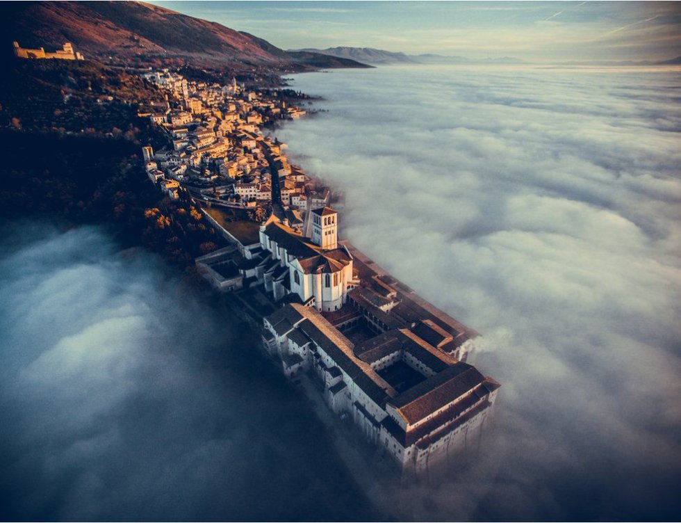 Esta foto, tomada por Francesco Cattuto, fue la ganadora en la sección de viajes. La foto fue tomada durante un paseo. "Cuando el drone salió de entre las nubes, la vista era espectacular y me dejó petrificado y sin aliento. Me dio tiempo a tomar algunas fotos antes de que el sol empezara a bajar y las nubes se hicieran más altas, escondiendo todo". Esta foto, tomada por Francesco Cattuto, fue la ganadora en la sección de viajes. La foto fue tomada durante un paseo. "Cuando el drone salió de entre las nubes, la vista era espectacular y me dejó petrificado y sin aliento. Me dio tiempo a tomar algunas fotos antes de que el sol empezara a bajar y las nubes se hicieran más altas, escondiendo todo".