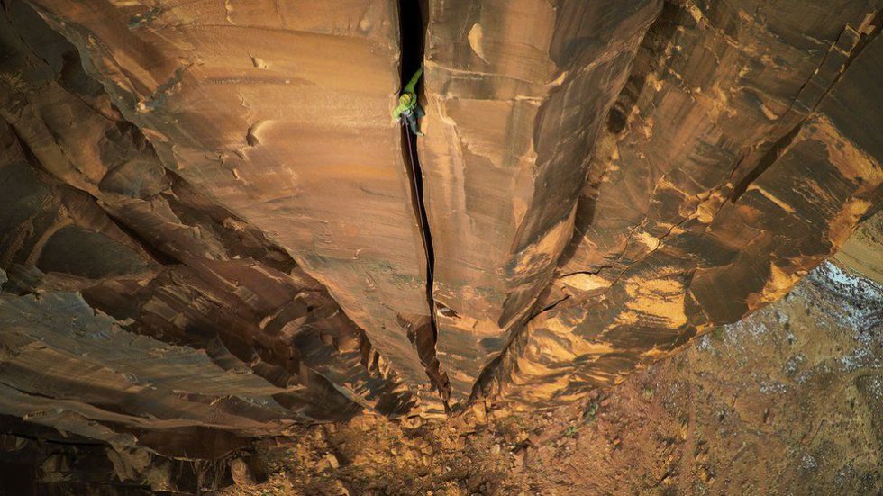 Max Seigal estaba escalando la Roca Moab Rock en Utah, Estados Unidos, con sus amigos. "Escalamos durante kilómetros para buscar la línea perfecta y luego vimos esta grieta increíble que estaba a unos 150 metros del suelo. Con el drone puedo capturar imágenes que antes hubiera sido imposible". Max Seigal estaba escalando la Roca Moab Rock en Utah, Estados Unidos, con sus amigos. "Escalamos durante kilómetros para buscar la línea perfecta y luego vimos esta grieta increíble que estaba a unos 150 metros del suelo. Con el drone puedo capturar imágenes que antes hubiera sido imposible".