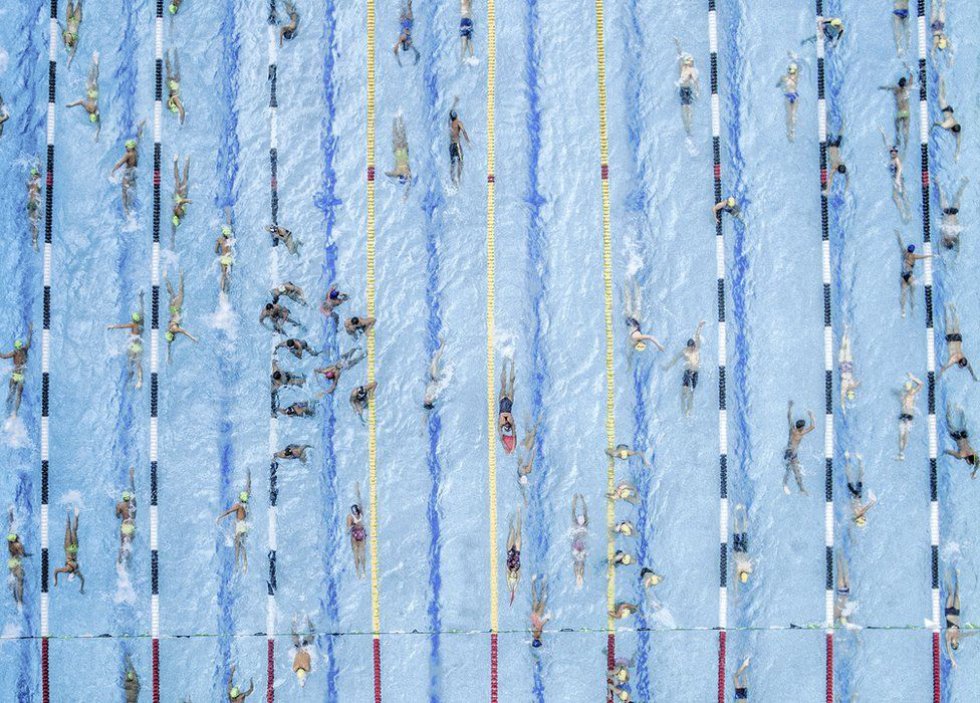 Juan Pablo Bayona trabaja como fotoperiodista para el diario local La Opinión, en Cúcuta, Colombia. Se le asignó para cubrir una competición de natación y optó por un drone en lugar de un ángulo más convencional. Su foto acabó segunda en la sección de deportes y aventuras. Juan Pablo Bayona trabaja como fotoperiodista para el diario local La Opinión, en Cúcuta, Colombia. Se le asignó para cubrir una competición de natación y optó por un drone en lugar de un ángulo más convencional. Su foto acabó segunda en la sección de deportes y aventuras.