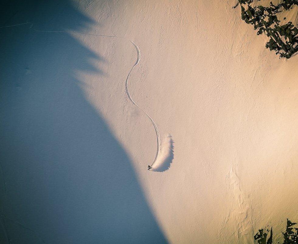 TJ Balon utilizó este drone para capturar una foto de su amigo y guía Jason Bilek, en las montañas de Chugach, en las afueras de Cordova, Alaska. "Uno de mis sueños sería llevar los drones a la Antártica y capturar algo de la magia de allá antes de que el hielo se derrita y el cambio climático cambie todo para siempre". TJ Balon utilizó este drone para capturar una foto de su amigo y guía Jason Bilek, en las montañas de Chugach, en las afueras de Cordova, Alaska. "Uno de mis sueños sería llevar los drones a la Antártica y capturar algo de la magia de allá antes de que el hielo se derrita y el cambio climático cambie todo para siempre".