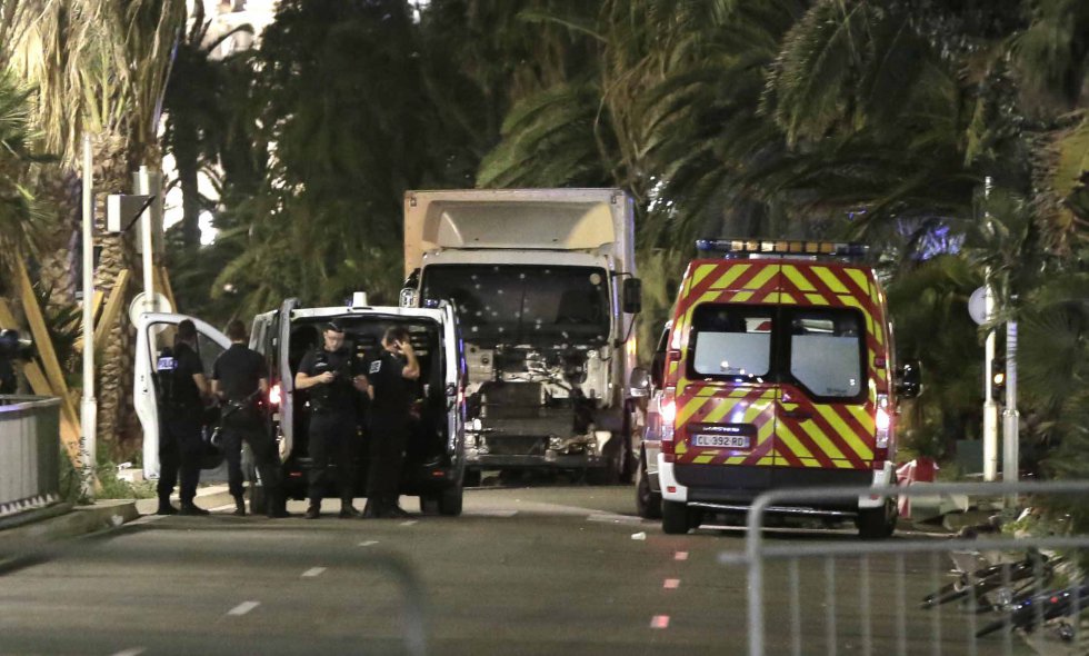 Más de 73 personas han muerto, por el momento, y un centenar resultaron heridas esta medianoche en Niza (sur de Francia) cuando un camión arremetió contra una multitud que presenciaba los fuegos artificiales de la Fiesta Nacional del 14 de julio, según datos provisionales de la policía, citados por la emisora "France Info". Más de 73 personas han muerto, por el momento, y un centenar resultaron heridas esta medianoche en Niza (sur de Francia) cuando un camión arremetió contra una multitud que presenciaba los fuegos artificiales de la Fiesta Nacional del 14 de julio, según datos provisionales de la policía, citados por la emisora "France Info".