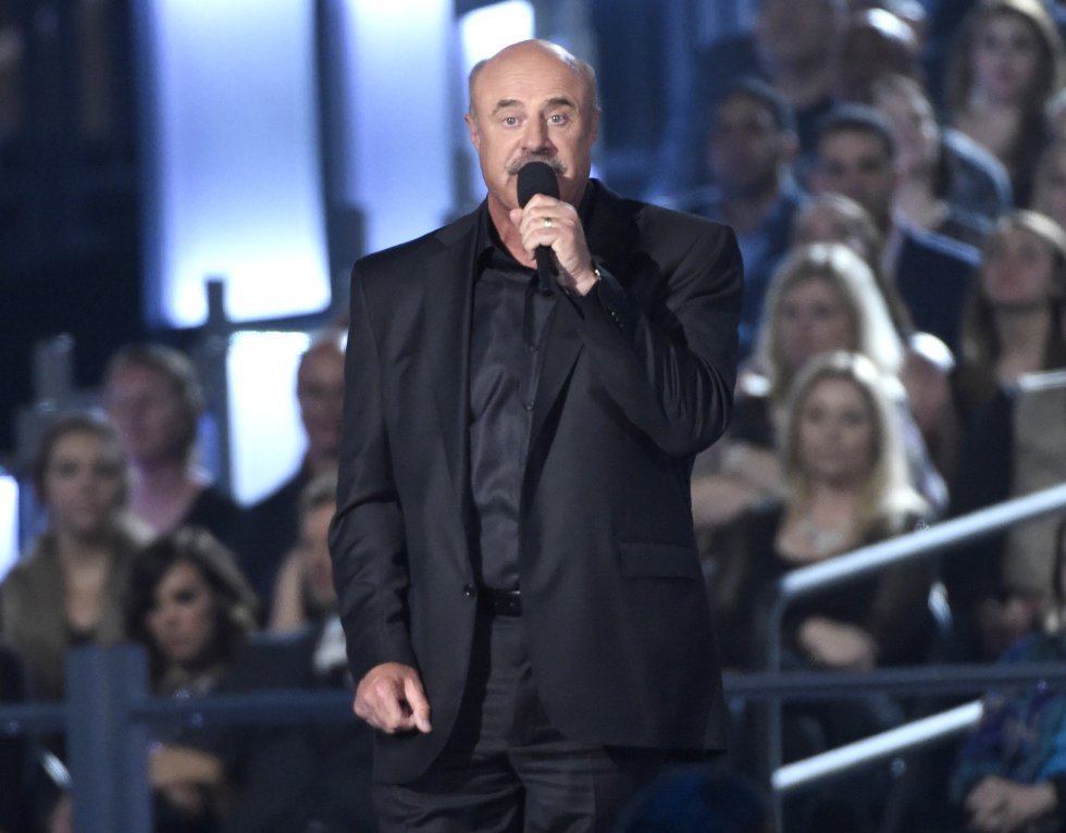 Dr. Phil McGraw es una figura televisiva que ha logrado posicionarse en Estados Unidos con su propio talk show. Logró la suma de 88 millones de dólares como ingresos en 2016. Dr. Phil McGraw es una figura televisiva que ha logrado posicionarse en Estados Unidos con su propio talk show. Logró la suma de 88 millones de dólares como ingresos en 2016.