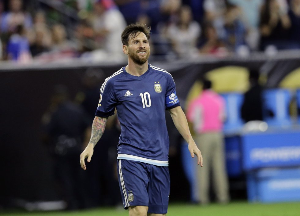 En el puesto 8 figura el argentino Lionel Messi con ingresos de 81.5 millones de dólares. En el puesto 8 figura el argentino Lionel Messi con ingresos de 81.5 millones de dólares.