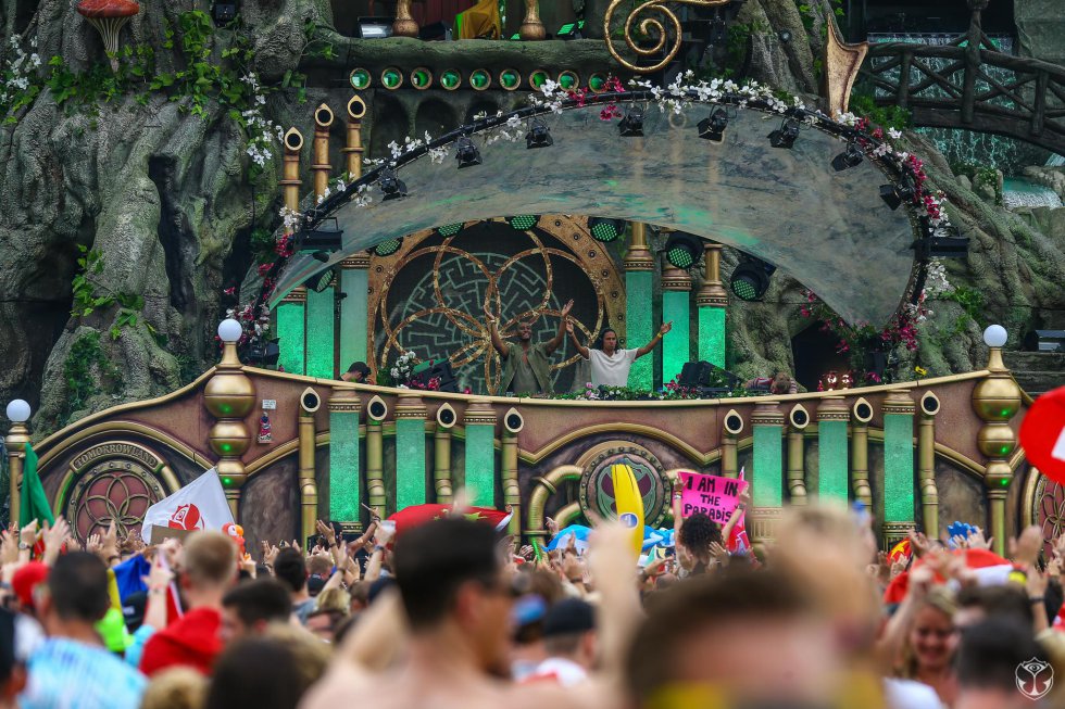 Cerca de 190 mil personas reunió el festival durante su primer día. Cerca de 190 mil personas reunió el festival durante su primer día.