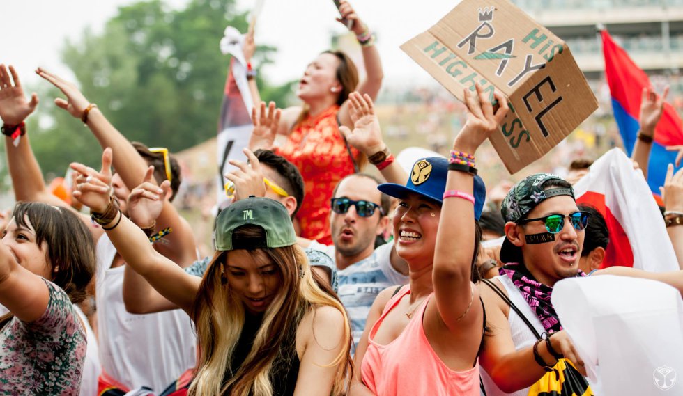 Cerca de 190 mil personas reunió el festival durante su primer día. Cerca de 190 mil personas reunió el festival durante su primer día.