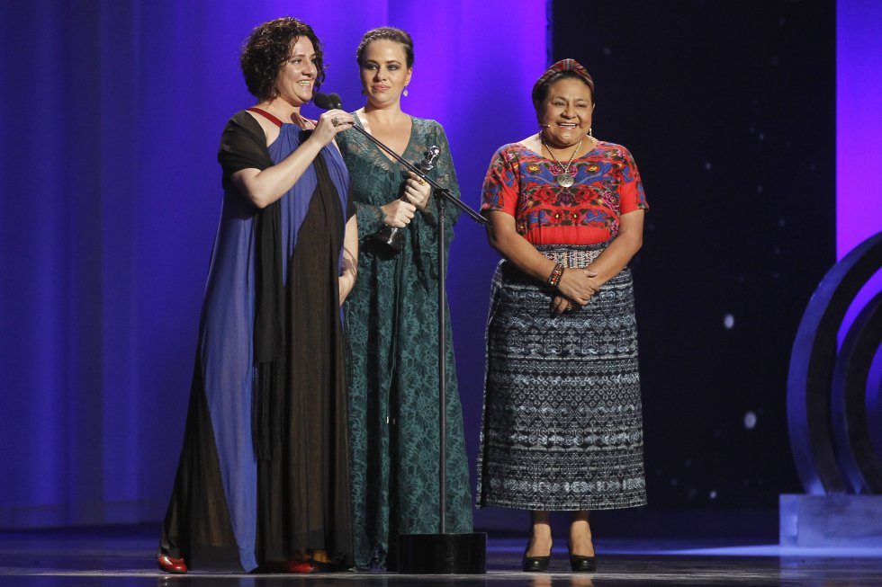 Las ganadoras del Premio Platino a Educación y Cine por la película brasileña 'A que horas ela volta?' resaltaron la importancia del galardón al darle reconocimiento al papel de las mujeres en diferentes situaciones sociales. Las ganadoras del Premio Platino a Educación y Cine por la película brasileña 'A que horas ela volta?' resaltaron la importancia del galardón al darle reconocimiento al papel de las mujeres en diferentes situaciones sociales.