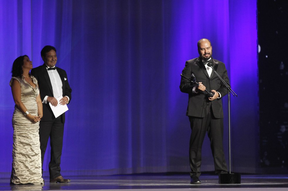 "Espero que sea el momento de la paz (en Colombia), por fin, y que todas las historias que han estado sepultadas por tantos años de violencia empiecen a surgir y que seamos nosotros, los cineastas, quienes las contemos", mencionó Guerra sobre el escenario de premios. "Espero que sea el momento de la paz (en Colombia), por fin, y que todas las historias que han estado sepultadas por tantos años de violencia empiecen a surgir y que seamos nosotros, los cineastas, quienes las contemos", mencionó Guerra sobre el escenario de premios.