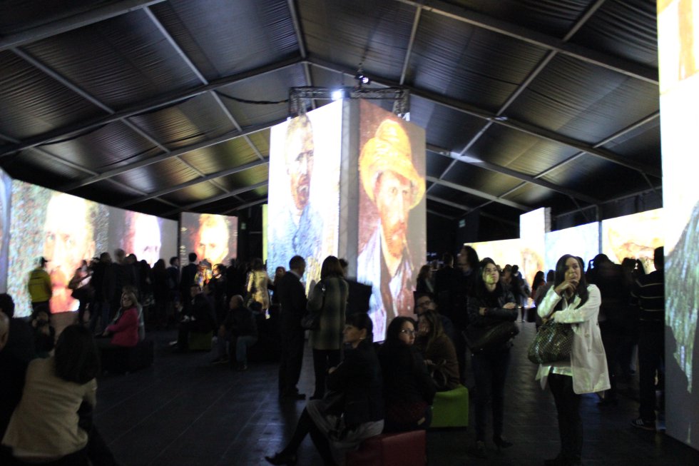El ambiente es perfecto para sentarse en uno de los sillones o puffs que se encuentran distribuidos en el auditorio para contemplar, con un vino o un café en mano, la proyección de la historia de vida de este pintor que marcó para siempre la historia del arte. El ambiente es perfecto para sentarse en uno de los sillones o puffs que se encuentran distribuidos en el auditorio para contemplar, con un vino o un café en mano, la proyección de la historia de vida de este pintor que marcó para siempre la historia del arte.