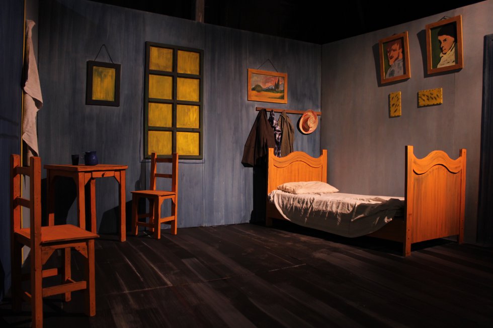 Al final de la exposición se pueden adquirir libros, camisetas, afiches de las pinturas y demás curiosidades en homenaje a Vincent Van Gogh. Al final de la exposición se pueden adquirir libros, camisetas, afiches de las pinturas y demás curiosidades en homenaje a Vincent Van Gogh.