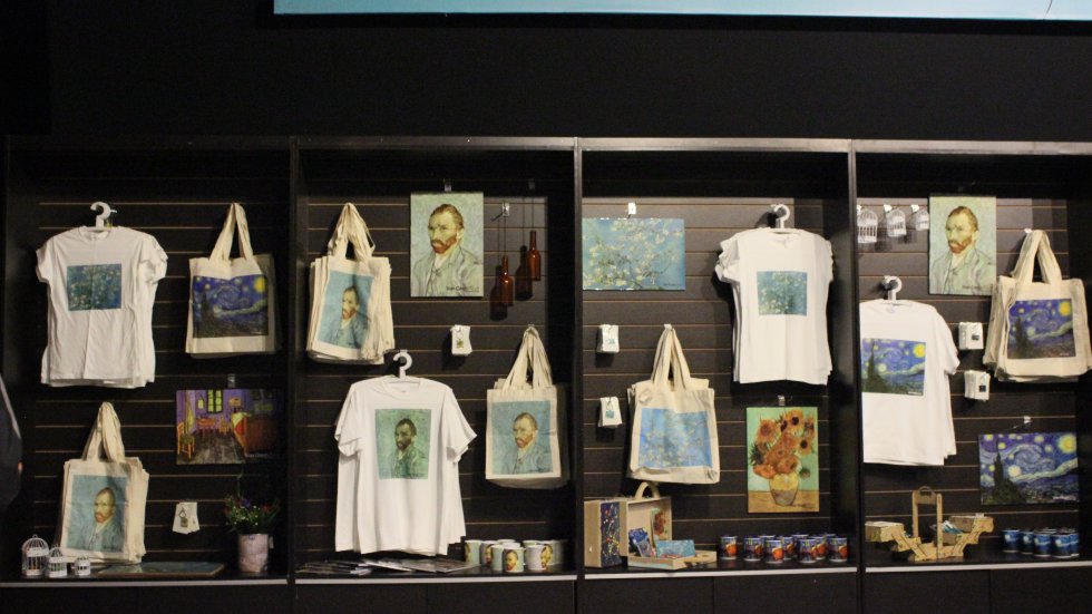 Al final de la exposición se pueden adquirir libros, camisetas, afiches de las pinturas y demás curiosidades en homenaje a Vincent Van Gogh. Al final de la exposición se pueden adquirir libros, camisetas, afiches de las pinturas y demás curiosidades en homenaje a Vincent Van Gogh.
