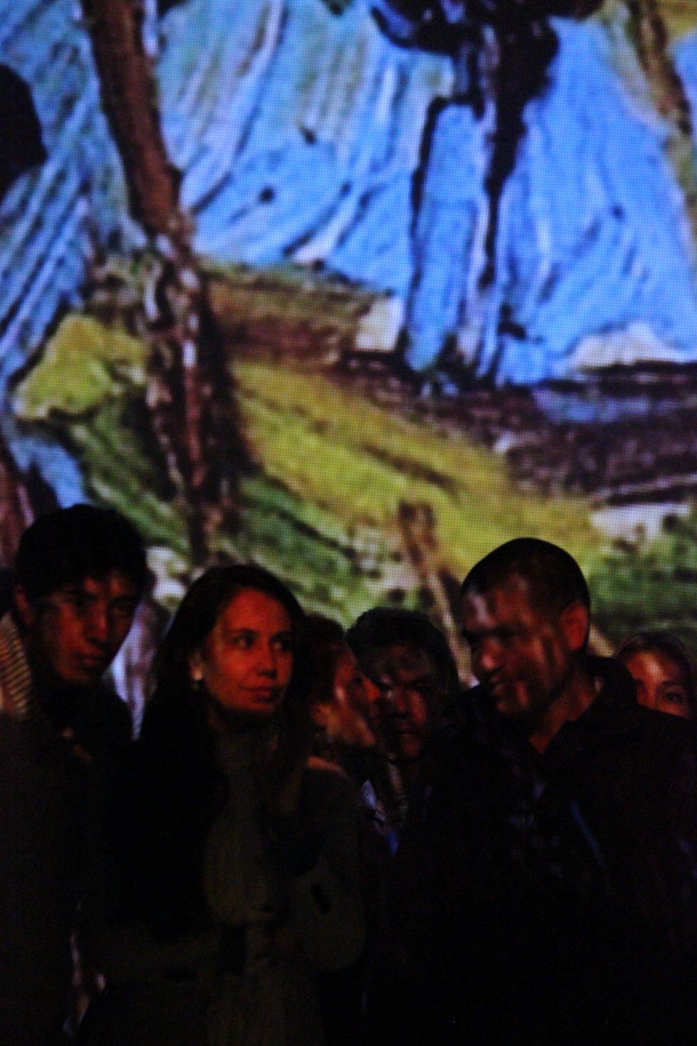 Los más jóvenes disfrutan con un formato que es pensado para ser sensorial e interactivo, mientras aprenden y conocen las obras de Van Gogh; los adultos ven con otros ojos las piezas que, de alguna u otra forma, se han vuelto ya cotidianas y recurrentes. Los más jóvenes disfrutan con un formato que es pensado para ser sensorial e interactivo, mientras aprenden y conocen las obras de Van Gogh; los adultos ven con otros ojos las piezas que, de alguna u otra forma, se han vuelto ya cotidianas y recurrentes.