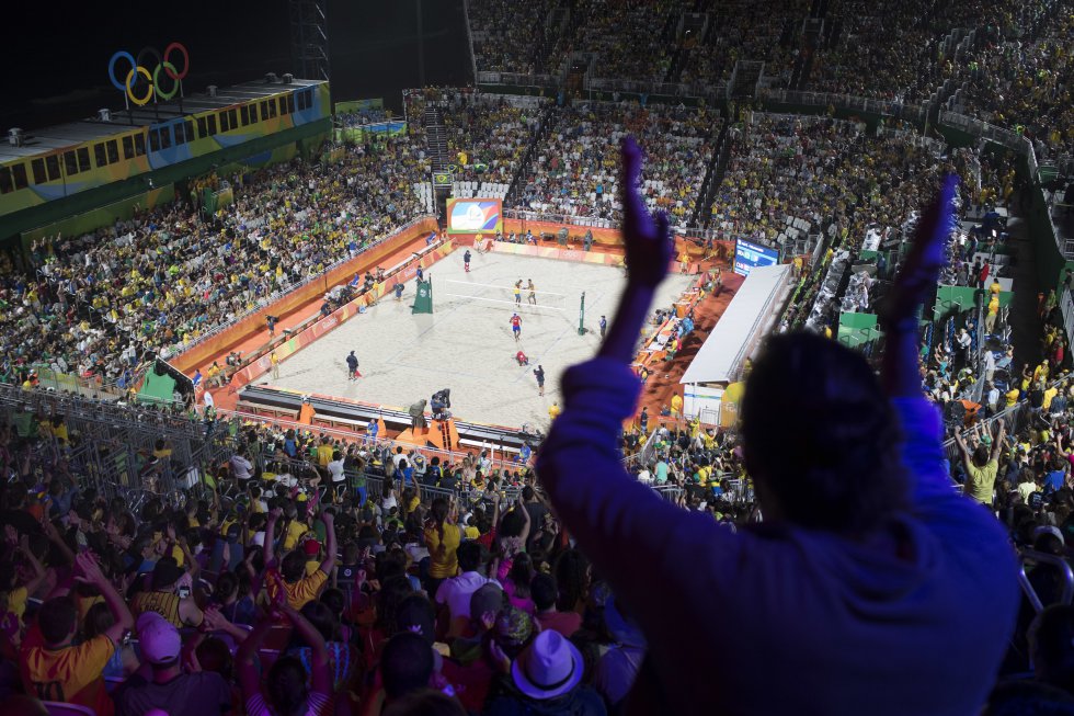 Una mirada al escenario que congregó a los deportistas de voleibol de playa durante el partido entre Brasil y Cuba. Una mirada al escenario que congregó a los deportistas de voleibol de playa durante el partido entre Brasil y Cuba.