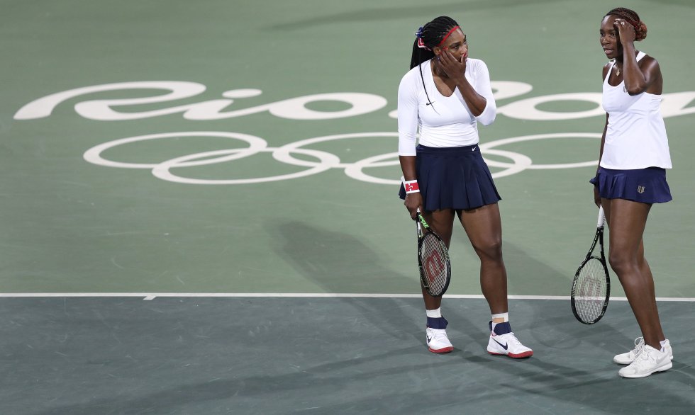 Venus y Serena Williams fueron derrotadas por la pareja checa formada por Lucie Safarova y Barbora Strycova dando una de las sorpresas de la jornada con resultados de 6-3 y 6-4. Venus y Serena Williams fueron derrotadas por la pareja checa formada por Lucie Safarova y Barbora Strycova dando una de las sorpresas de la jornada con resultados de 6-3 y 6-4.