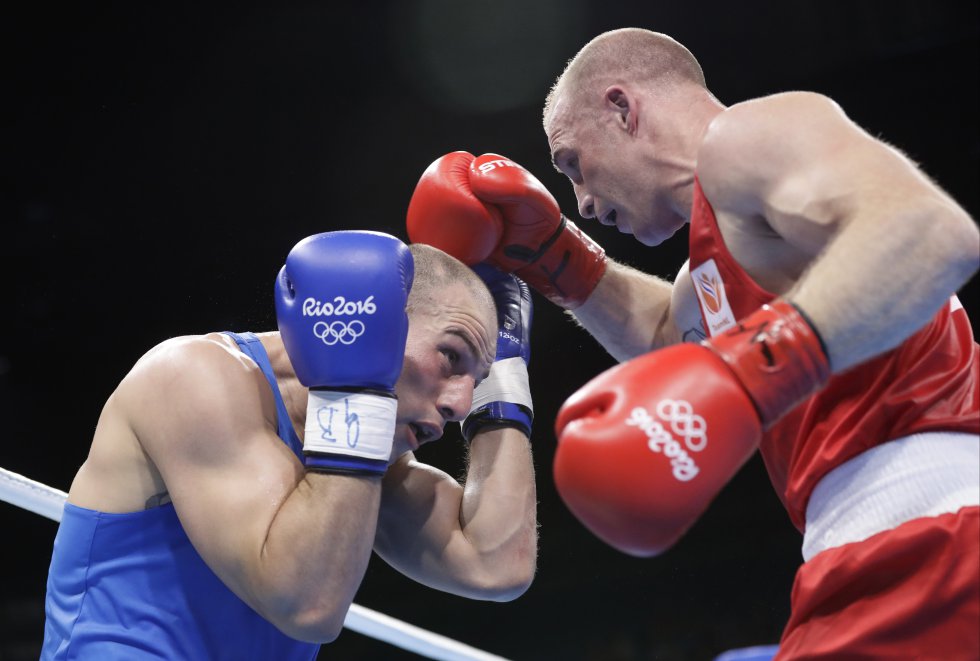 El holandés Peter Mullenberg (derecha) compite con el iraní Ehsan Rouzbahani durante la pelea de boxeo preliminar en la categoría peso pesado de 81 kg masculino. El holandés Peter Mullenberg (derecha) compite con el iraní Ehsan Rouzbahani durante la pelea de boxeo preliminar en la categoría peso pesado de 81 kg masculino.