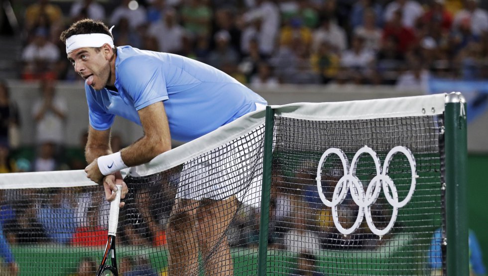 El argentino Juan Martín del Potro, que se afana por recuperar el tiempo perdido a causa de una lesión de muñeca, dio un revolcón al torneo de tenis de Río 2016 al eliminar al primer favorito, número uno del mundo, el serbio Novak Djokovic (7-6(4) y 7-6(2)). El argentino Juan Martín del Potro, que se afana por recuperar el tiempo perdido a causa de una lesión de muñeca, dio un revolcón al torneo de tenis de Río 2016 al eliminar al primer favorito, número uno del mundo, el serbio Novak Djokovic (7-6(4) y 7-6(2)).