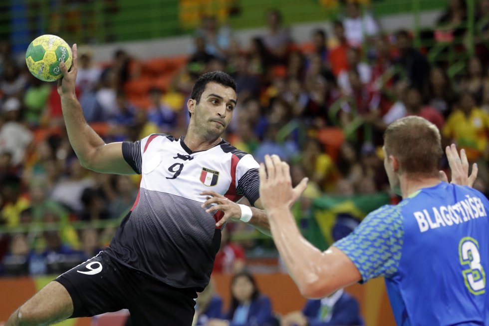 Eslam Eissa de Egipto, anota un gol frente a Eslovenia en los preliminares de balonmano. Eslam Eissa de Egipto, anota un gol frente a Eslovenia en los preliminares de balonmano.