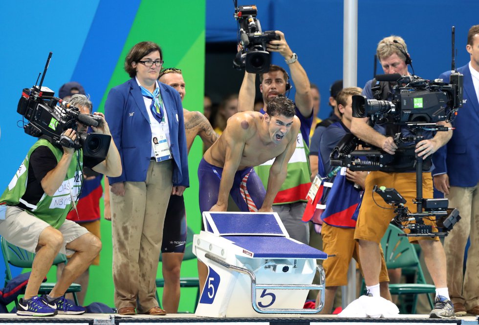 Michael Phelps, el deportista más laureado en la historia de los Juegos Olímpicos, agigantó este su leyenda, tras conquistar su vigésimo tercera medalla, la decimonovena de oro, tras conducir al triunfo al equipo norteamericano en la final del relevo 4x100 libre. Michael Phelps, el deportista más laureado en la historia de los Juegos Olímpicos, agigantó este su leyenda, tras conquistar su vigésimo tercera medalla, la decimonovena de oro, tras conducir al triunfo al equipo norteamericano en la final del relevo 4x100 libre.