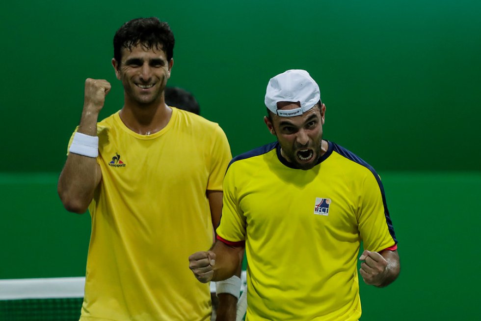Juan Sebastián Cabal y Robert Farah sorprendieron a los primeros favoritos, los franceses Pierre-Hugues Herbert y Nicolas Mahut, por 7-6(4) y 6-3, para alcanzar la segunda ronda del torneo de dobles de Río 2016. Juan Sebastián Cabal y Robert Farah sorprendieron a los primeros favoritos, los franceses Pierre-Hugues Herbert y Nicolas Mahut, por 7-6(4) y 6-3, para alcanzar la segunda ronda del torneo de dobles de Río 2016.