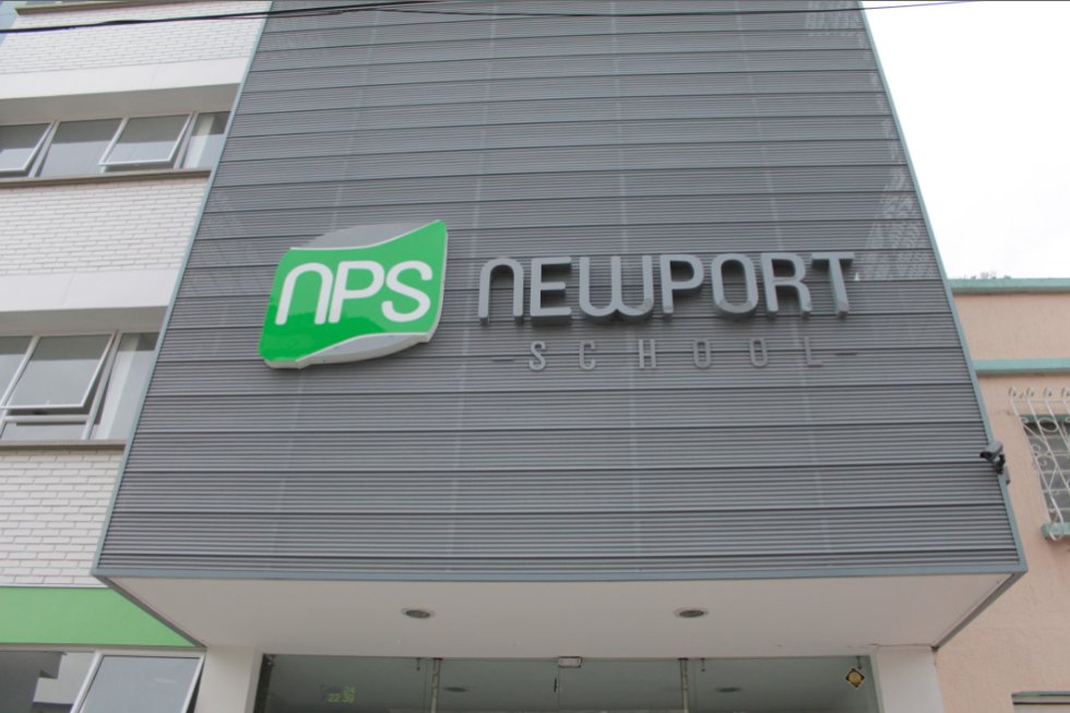 Newport School es una institución educativa bilingüe, reconocida por un modelo pedagógico innovador que potencia el espíritu crítico e investigativo del estudiante, la participación de la familia, la interacción social y el liderazgo en la sociedad. Para esto cuenta con una infraestructura especializada y alineada a cada etapa del estudiante y a su desarrollo académico. Newport School es una institución educativa bilingüe, reconocida por un modelo pedagógico innovador que potencia el espíritu crítico e investigativo del estudiante, la participación de la familia, la interacción social y el liderazgo en la sociedad. Para esto cuenta con una infraestructura especializada y alineada a cada etapa del estudiante y a su desarrollo académico.