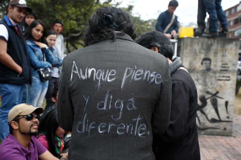 El asesinato ocurrió cuando iba camino a su trabajo en la emisora Radionet donde unos sicarios lo mataron en Bogotá, convirtiendo este suceso como uno de los más dolorosos de la historia colombiana. El asesinato ocurrió cuando iba camino a su trabajo en la emisora Radionet donde unos sicarios lo mataron en Bogotá, convirtiendo este suceso como uno de los más dolorosos de la historia colombiana.