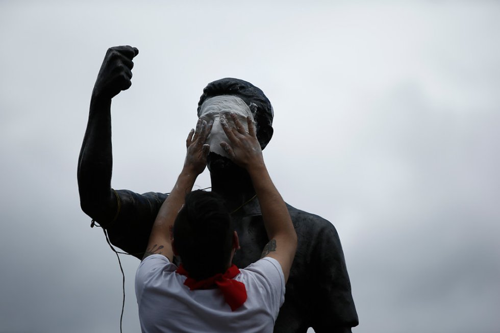 En las investigaciones solo se ha condenado al jefe de las Autodefensas Unidas de Colombia, Carlos Castaño. En las investigaciones solo se ha condenado al jefe de las Autodefensas Unidas de Colombia, Carlos Castaño.