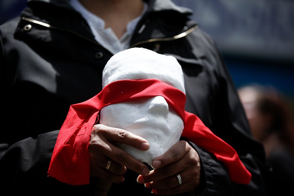En un acto simbólico, su hermana y un grupo de jóvenes decoran el sitio donde fue la muerte con 17 rostros acompañados de palabras conmemorando la visión de Garzón. En un acto simbólico, su hermana y un grupo de jóvenes decoran el sitio donde fue la muerte con 17 rostros acompañados de palabras conmemorando la visión de Garzón.