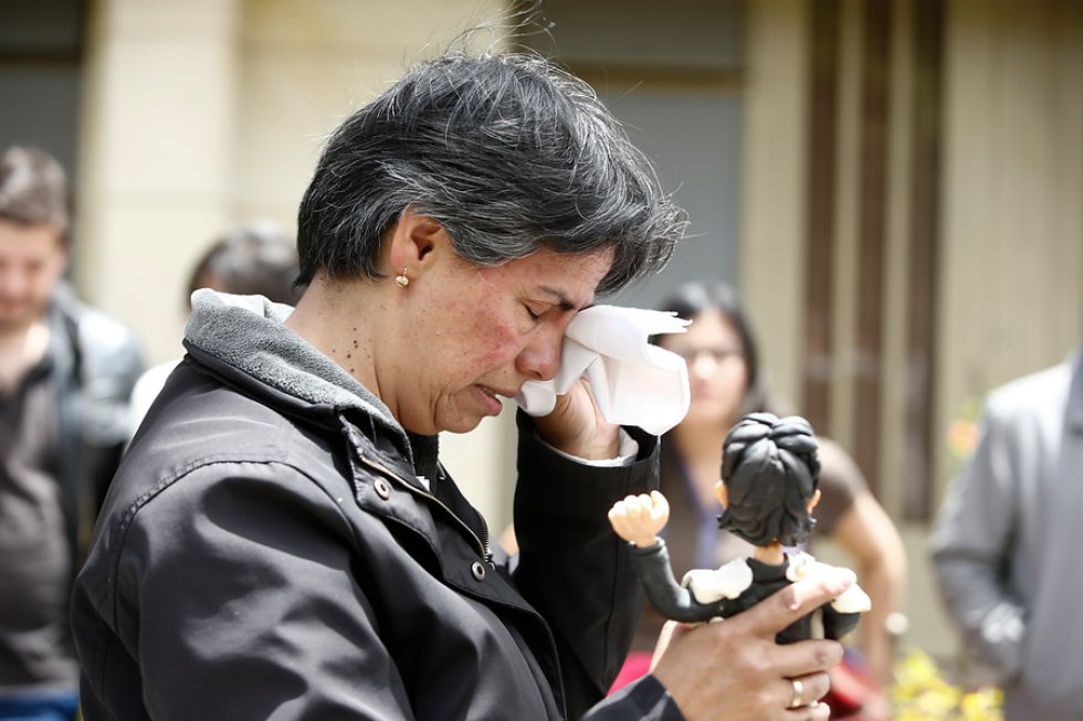 En un acto simbólico, su hermana y un grupo de jóvenes decoran el sitio donde fue la muerte con 17 rostros acompañados de palabras conmemorando la visión de Garzón. En un acto simbólico, su hermana y un grupo de jóvenes decoran el sitio donde fue la muerte con 17 rostros acompañados de palabras conmemorando la visión de Garzón.