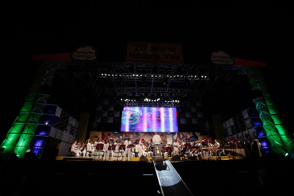 Cerca de 50 músicos en escena uniformados con el color de la paz y la pureza sigueron las notas de la marimba de chonta que guió el ritmo en esta propuesta de 'Pazcífico Sinfónico'. Cerca de 50 músicos en escena uniformados con el color de la paz y la pureza sigueron las notas de la marimba de chonta que guió el ritmo en esta propuesta de 'Pazcífico Sinfónico'.