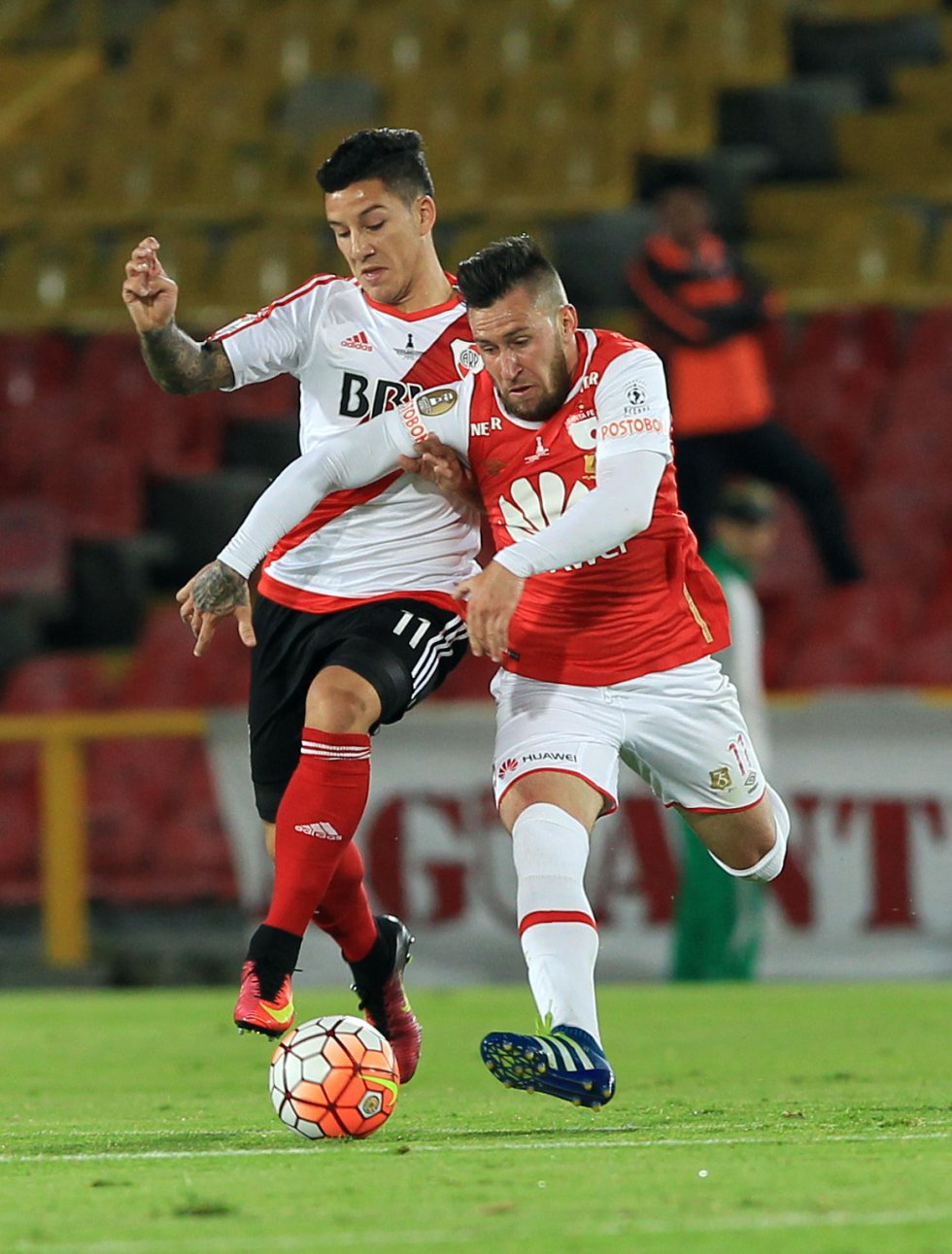 Jonathan Gómez disputa una pelota. Jonathan Gómez disputa una pelota.