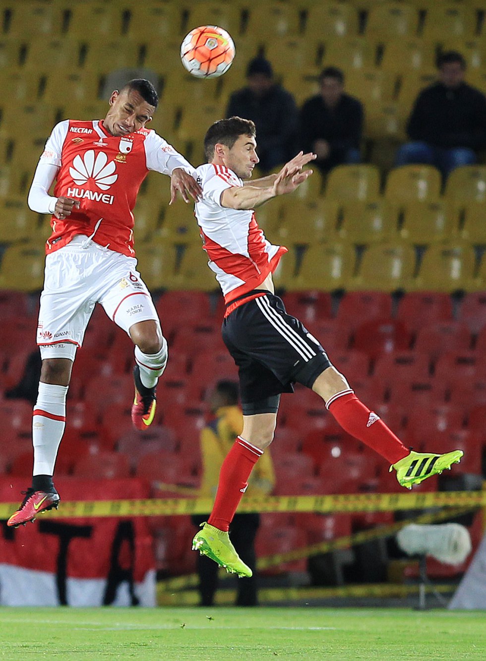 Tesillo y Alario en un duelo aéreo ganado por el jugador de Santa Fe. Tesillo y Alario en un duelo aéreo ganado por el jugador de Santa Fe.