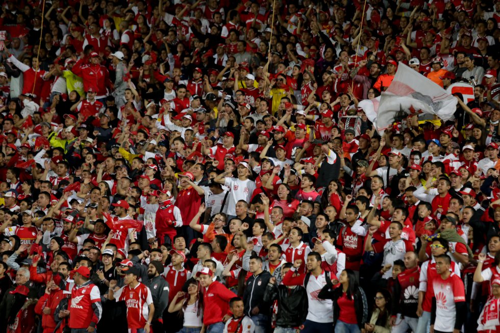 Los hinchas de Santa Fe alientan a su equipo a la espera de conseguir un nuevo título. Los hinchas de Santa Fe alientan a su equipo a la espera de conseguir un nuevo título.