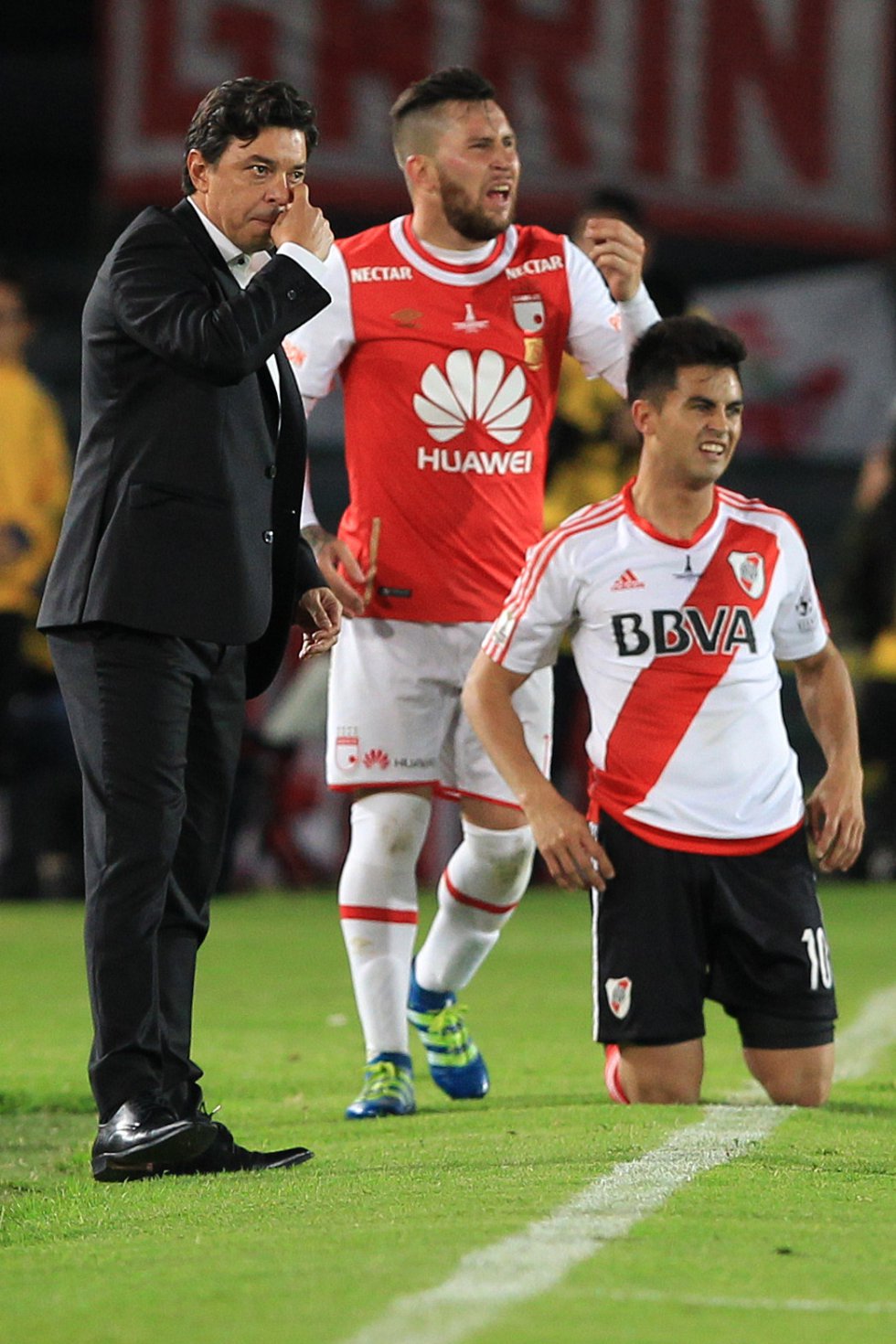 Gonzalo Martínez cae tras una falta de Gómez. Gonzalo Martínez cae tras una falta de Gómez.