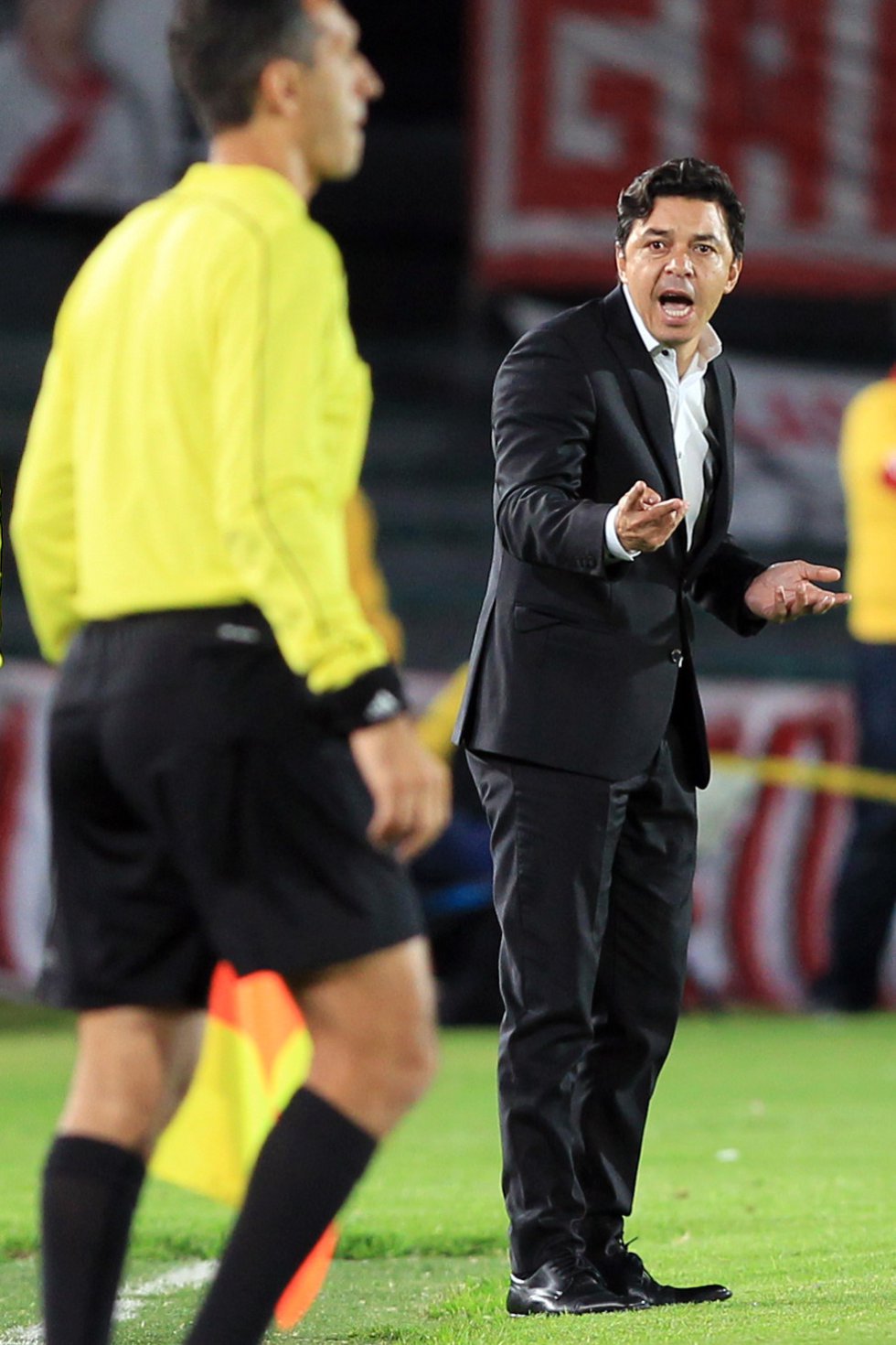 Marcelo Gallardo imparte instrucciones a sus dirigidos. Marcelo Gallardo imparte instrucciones a sus dirigidos.