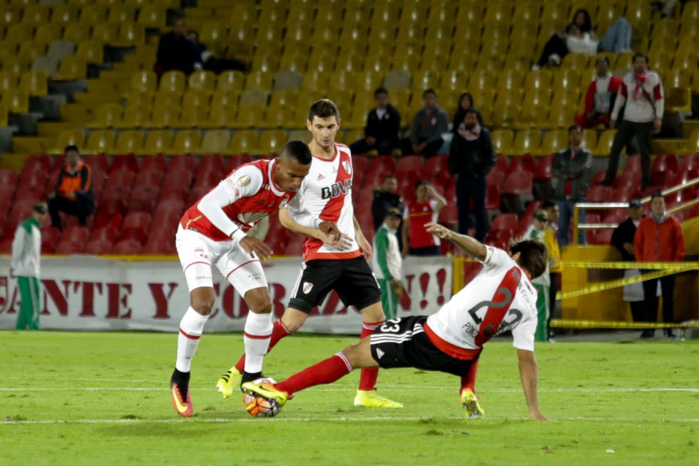 Tesillo y Ponzio lucha por la pelota. Tesillo y Ponzio lucha por la pelota.