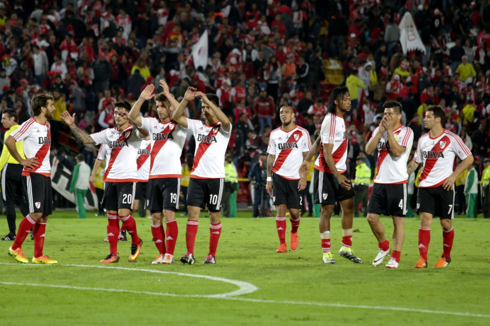 Los jugadores de River agradecen a sus hinchas que asistieron de forma masiva a El Campín. Los jugadores de River agradecen a sus hinchas que asistieron de forma masiva a El Campín.