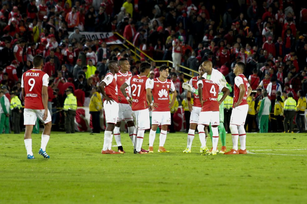 Los jugadores de Santa Fe se lamentan por el empate en condición de local. Los jugadores de Santa Fe se lamentan por el empate en condición de local.