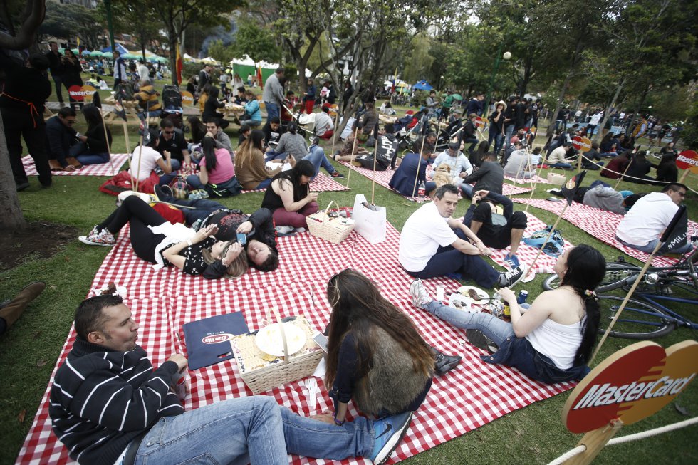 Familias, parejas y grupos amigos hicieron parte de este festival gastronómico llevado a cabo en el parque El Virrey de Bogotá, el cual se llevó a cabo durante los días 13,14, 15, 20 y 21 de agosto. Familias, parejas y grupos amigos hicieron parte de este festival gastronómico llevado a cabo en el parque El Virrey de Bogotá, el cual se llevó a cabo durante los días 13,14, 15, 20 y 21 de agosto.