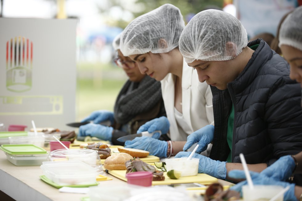 Ceviches, aborrajados de pescado, cocadas, cazuelas del pacifico y luladas fueron tan solo algunos de los platos que deleitaron a los capitalinos. Ceviches, aborrajados de pescado, cocadas, cazuelas del pacifico y luladas fueron tan solo algunos de los platos que deleitaron a los capitalinos.