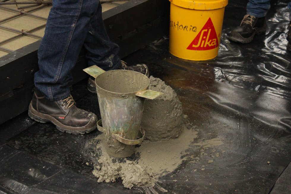 Antes que nada, se debe probar cada mezcla con una herramienta en forma de cono para verificar la consistencia de cada concreto. Antes que nada, se debe probar cada mezcla con una herramienta en forma de cono para verificar la consistencia de cada concreto.