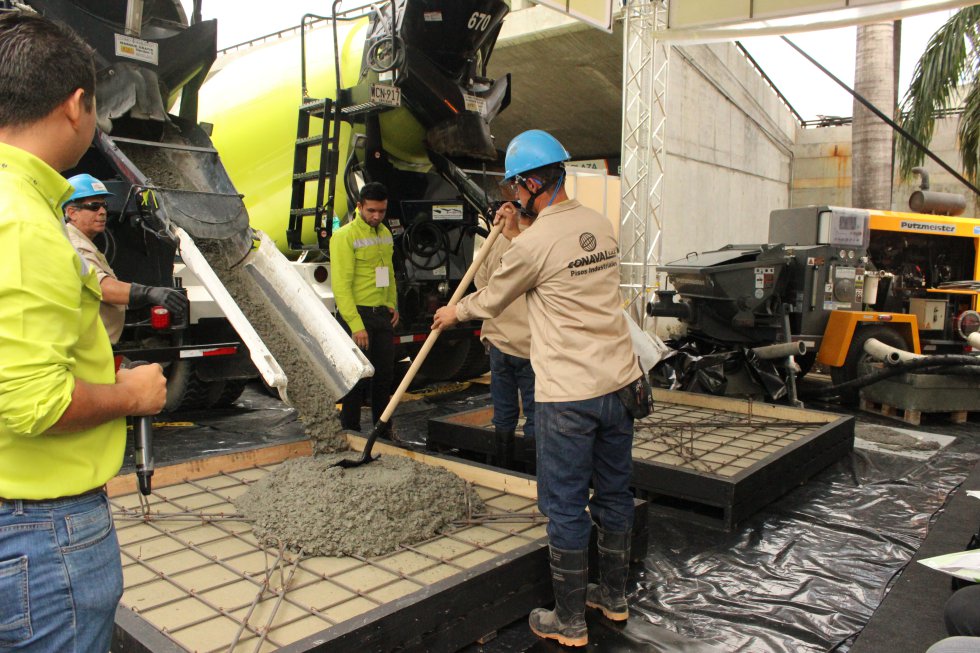 Una de las grandes diferencias entre un concreto y otro es la automatización para tomar forma y desplazarse por los equipos estructurales. El concreto plástico necesita de más acciones del usuario para su implementación. Una de las grandes diferencias entre un concreto y otro es la automatización para tomar forma y desplazarse por los equipos estructurales. El concreto plástico necesita de más acciones del usuario para su implementación.
