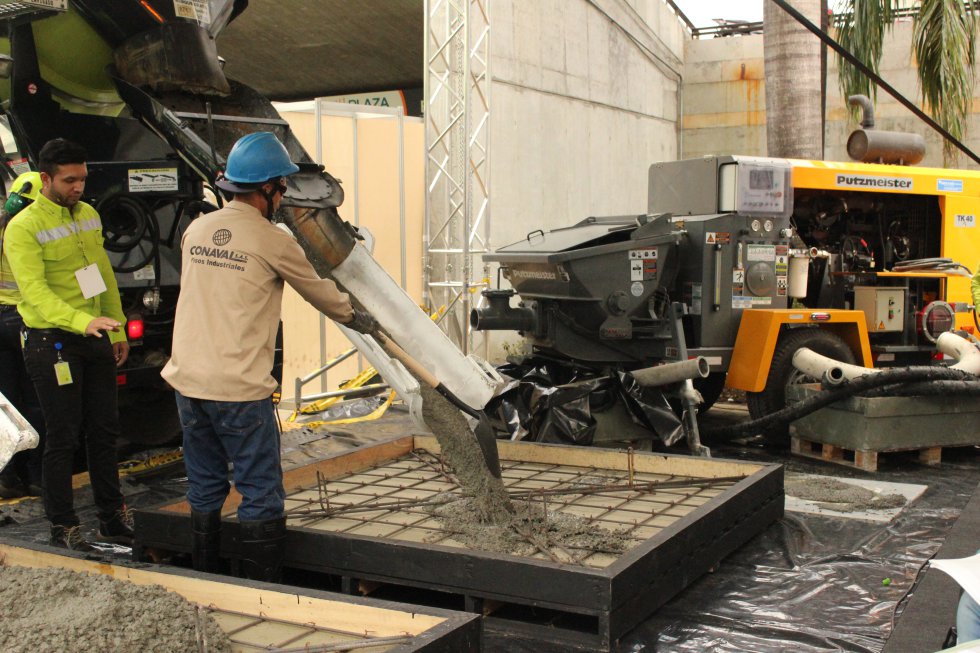 El concreto autocompactante está diseñado con alta fluidez y cohesividad, lo que facilita su vertimiento en elementos de difícil acceso por los sistemas y equipos convencionales. El concreto autocompactante está diseñado con alta fluidez y cohesividad, lo que facilita su vertimiento en elementos de difícil acceso por los sistemas y equipos convencionales.
