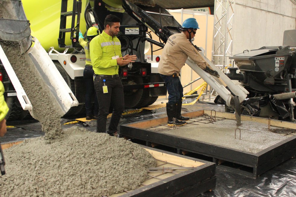 En la muestra se puede observar la facilidad del concreto autocompactante para desplazarse por el interior de espacios reducidos, llenándolos de forma nantural, bajo la acción propia de su peso. En la muestra se puede observar la facilidad del concreto autocompactante para desplazarse por el interior de espacios reducidos, llenándolos de forma nantural, bajo la acción propia de su peso.