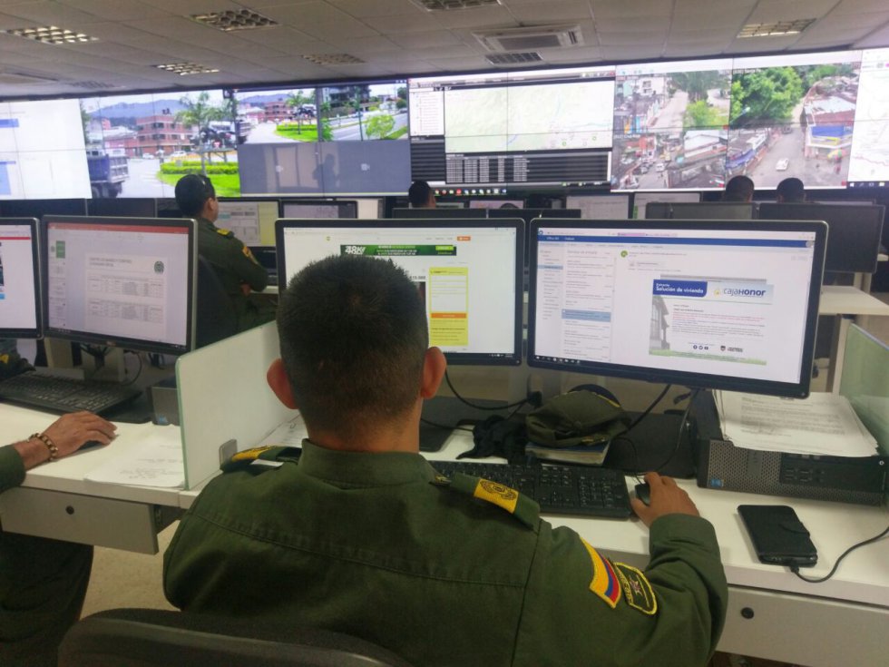 Otro de los beneficios que brinda la tecnología es la posibilidad de comunicarse recíprocamente a través del vídeo, desde el comando al policía. Otro de los beneficios que brinda la tecnología es la posibilidad de comunicarse recíprocamente a través del vídeo, desde el comando al policía.