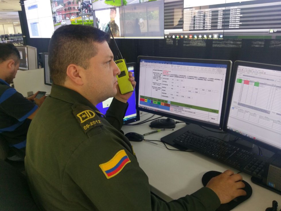 Otro de los beneficios que brinda la tecnología es la posibilidad de comunicarse recíprocamente a través del vídeo, desde el comando al policía. Otro de los beneficios que brinda la tecnología es la posibilidad de comunicarse recíprocamente a través del vídeo, desde el comando al policía.