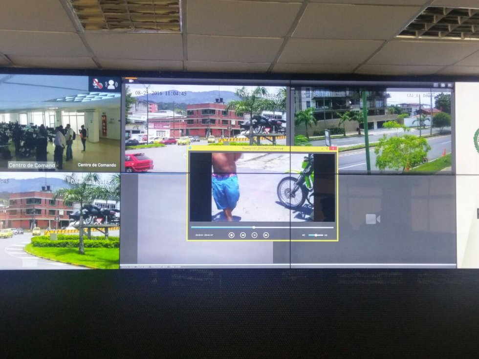 Otro de los beneficios que brinda la tecnología es la posibilidad de comunicarse recíprocamente a través del vídeo, desde el comando al policía. Otro de los beneficios que brinda la tecnología es la posibilidad de comunicarse recíprocamente a través del vídeo, desde el comando al policía.