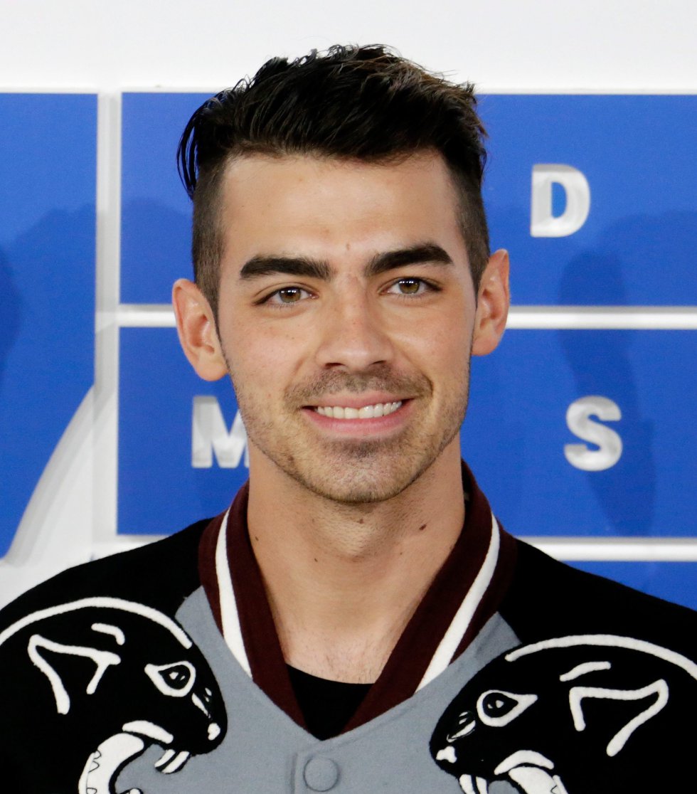 Joe Jonas obtuvo el premio a mejor nuevo artista por su agrupación DNCE. Joe Jonas obtuvo el premio a mejor nuevo artista por su agrupación DNCE.