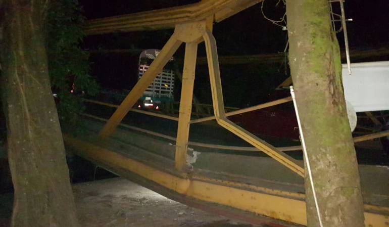 $10.000 millones costó un puente que colapsó tres meses después de ser inaugurado en Boyacá: $10.000 millones costó un puente que colapsó tres meses después de ser inaugurado en Boyacá